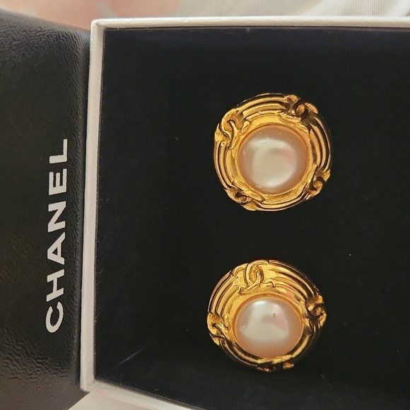 Chanel CC Coco Mark 4-Tow Pearl Vintage Clip Earrings (24k Gold Plated) - Picture 1 of 8